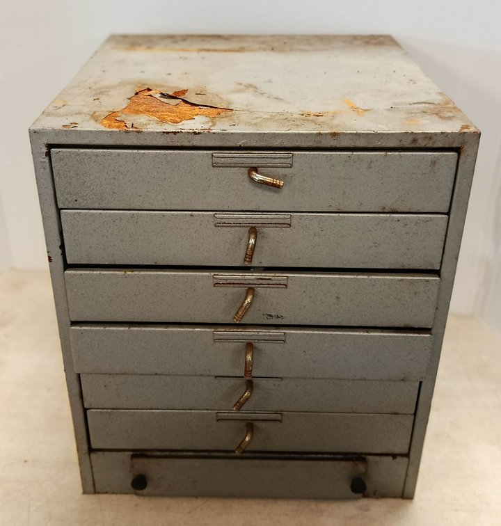METAL 6 DRAWER PARTS CABINET WITH ASSORTED HARDWARE, UTILITY KNIVES, WASHERS & HOOKS 12IN  INV 260901075