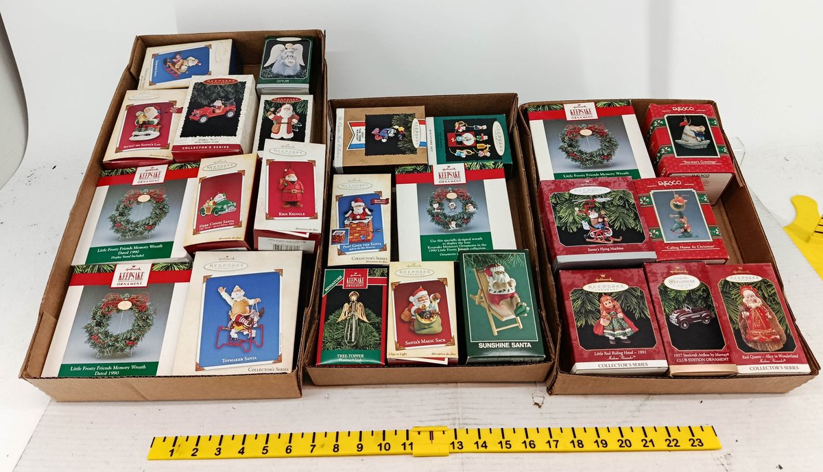 ASSORTED HALLMARK KEEPSAKE & ENESCO CHRISTMAS ORNAMENTS SANTA FROSTY FRIENDS WREATHS MADAME ALEXANDER SOME OBS  INV 260901081