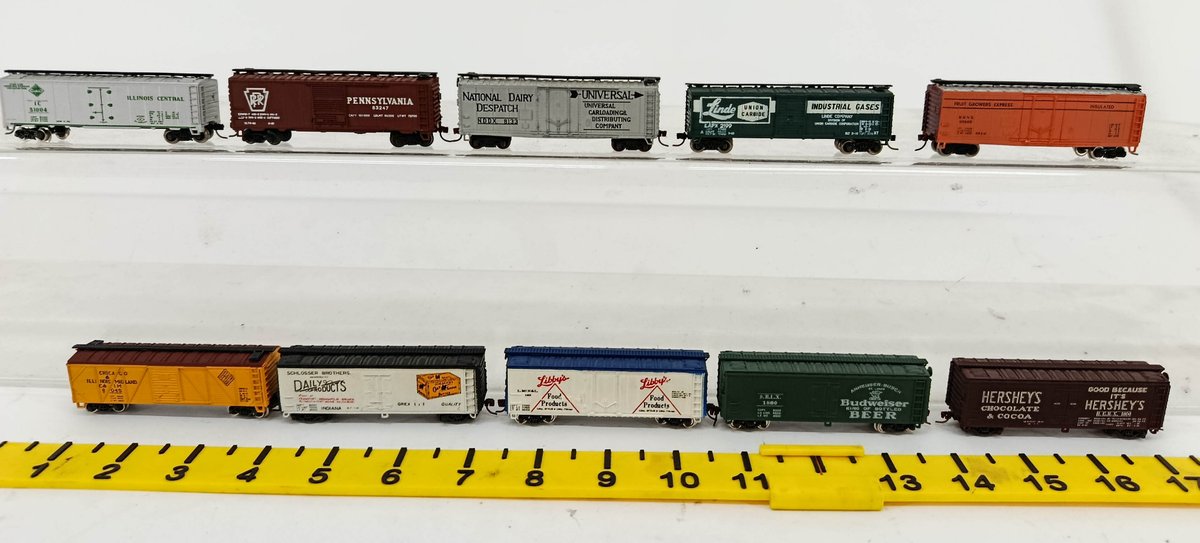 10 N SCALE BOXCARS & REEFERS INCL PENNSYLVANIA, ILLINOIS CENTRAL, HERSHEYS, BUDWEISER, LIBBYS  INV 262250046