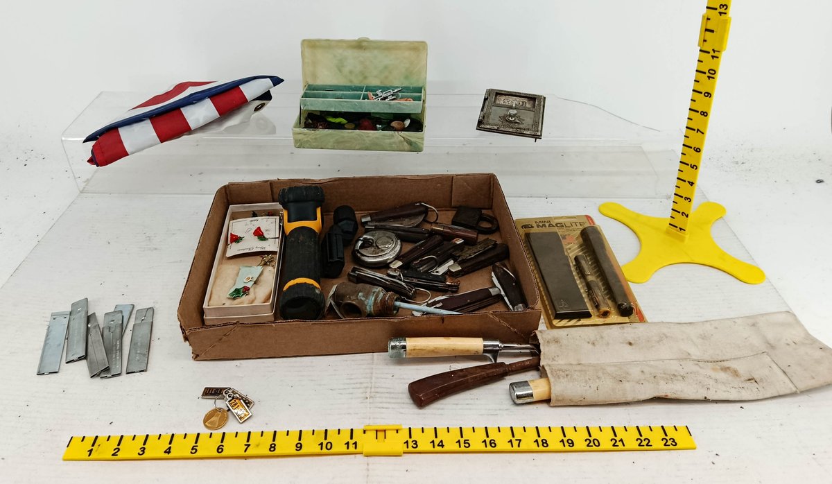 ASSORTED POCKET KNIVES, PADLOCKS, MINI MAGLITE, FLASHLIGHT, POST OFFICE BOX DOOR, FLAG, PA LICENSE PLATE KEYCHAINS & MORE  INV 260901114