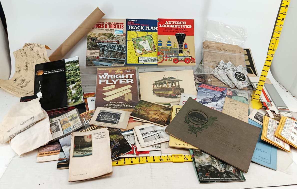 ASSORTED MODEL RAILROAD BOOKS WRIGHT FLYER GETTYSBURG VIEWS BEATLES CORGI 45S PA DUTCH DAYS EPHEMERA & PAPER  INV 260901119