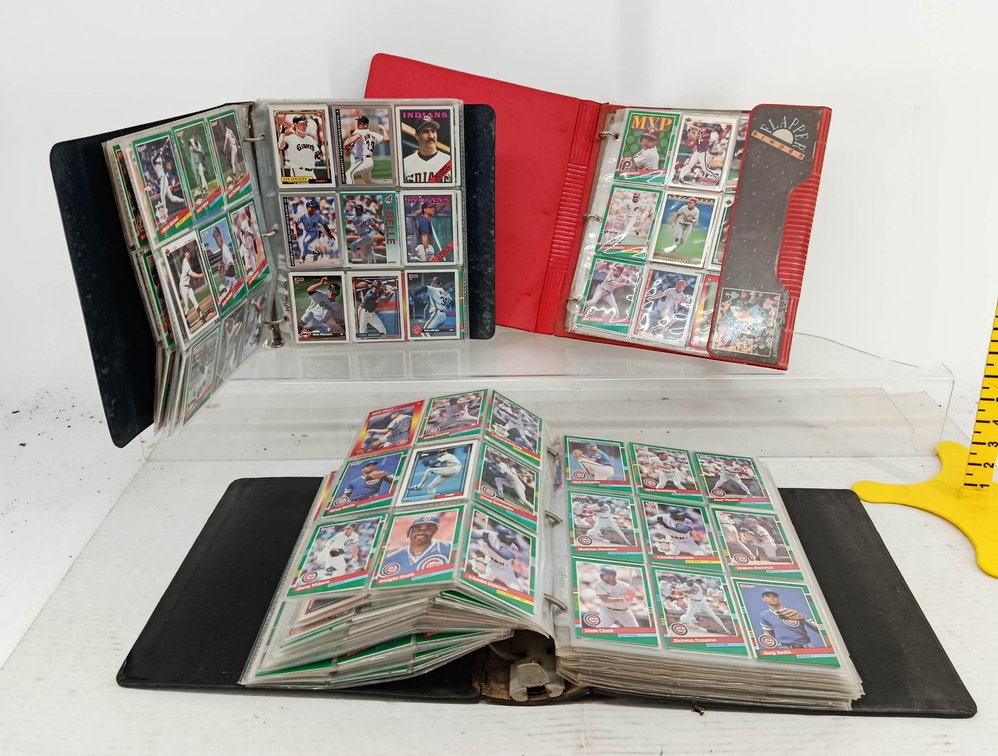 3 BINDERS OF ASSORTED BASEBALL CARDS DONRUSS TOPPS FLEER UPPER DECK CUBS GIANTS PHILLIES REDS PIRATES TWINS  INV 260901121