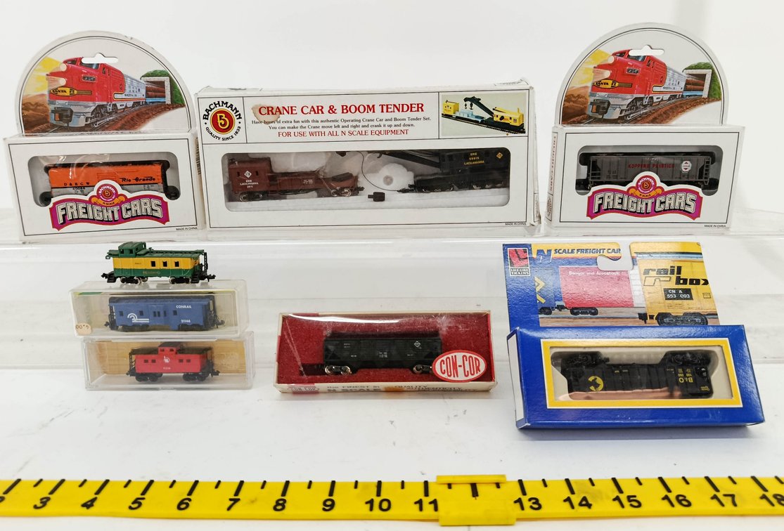 ASSORTED N SCALE BACHMANN, CON-COR & LIFE-LIKE FREIGHT CARS, CABOOSES & CRANE CAR, SOME OBS  INV 262250067
