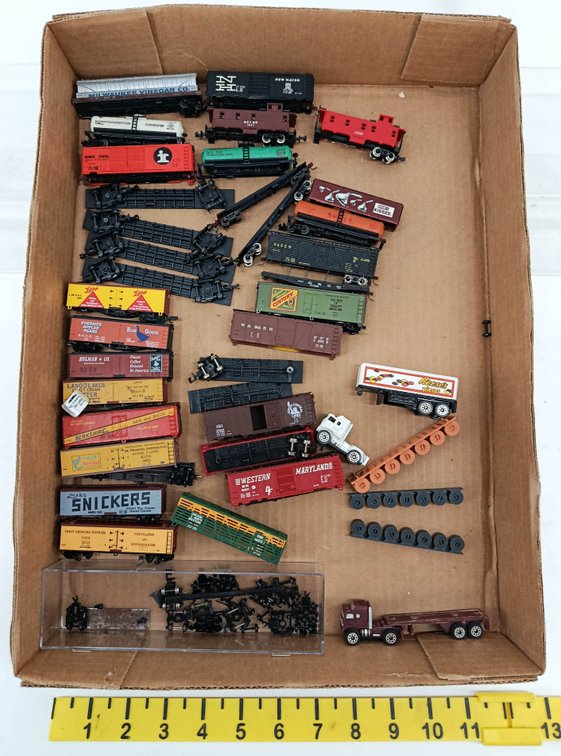 ASSORTED N GAUGE FREIGHT CARS, CABOOSES, TANK CARS & TRUCK TRAILERS SOME NNC  INV 262250074