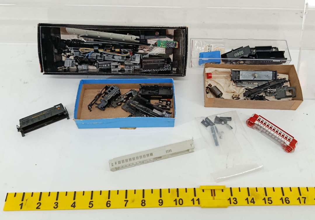 ASSORTED N SCALE LOCOMOTIVE & PASSENGER CAR PARTS, BACHMANN SPECTRUM BOX, PENNSYLVANIA, VIRGINIAN, SOME OBS NNC  INV 262250086