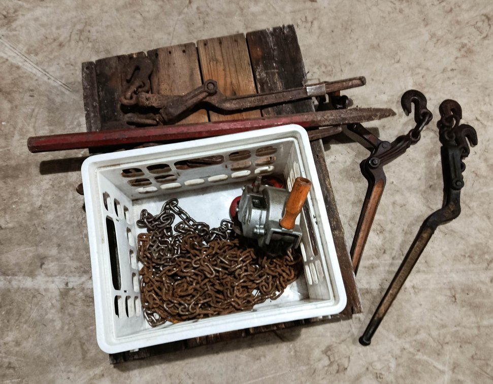 ASSORTED CHAIN BINDERS, LEVER HAND CHAIN PULLER, RUSTY CHAIN & CHEATER BARS IN CRATE ON WOOD PALLET  INV 260901137