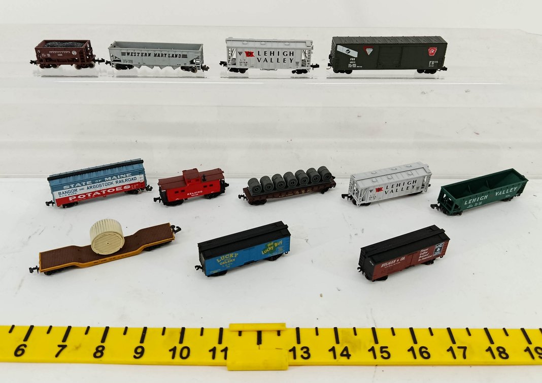 12 ASSORTED N GAUGE FREIGHT CARS LEHIGH VALLEY, PRR, READING, WESTERN MARYLAND  INV 262250091