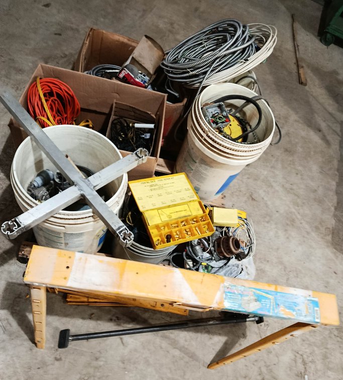 ASSORTED ELECTRICAL SUPPLIES EXTENSION CORDS FLEX CONDUIT WIRE WESTERN HOSE REPAIR KIT SAWHORSE BUCKETS & BOXES  INV 260901142