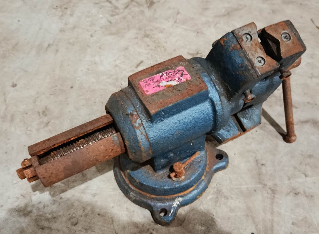 BLUE CAST IRON SWIVEL BASE BENCH VISE WITH RUSTED JAWS & SCREW SHAFT  INV 260901144