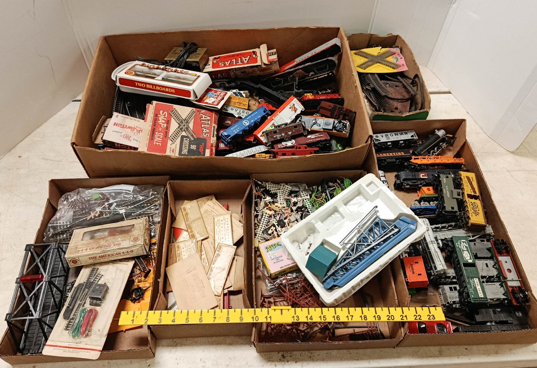 ASSORTED HO GAUGE ATLAS & BACHMANN LOCOMOTIVES, CARS, TRACK & ACCESSORIES SOME OBS  INV 260901151