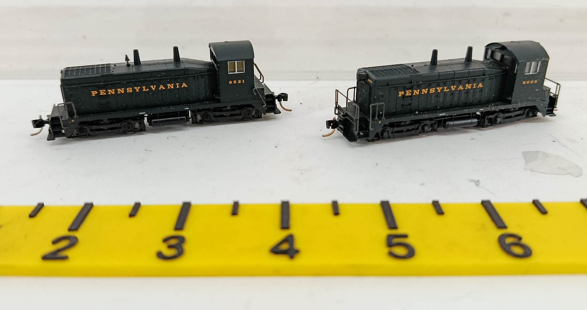 2 LIFELIKE N SCALE PENNSYLVANIA NW2 SWITCHER DIESEL LOCOMOTIVES 8521 & 8529  INV 262250109