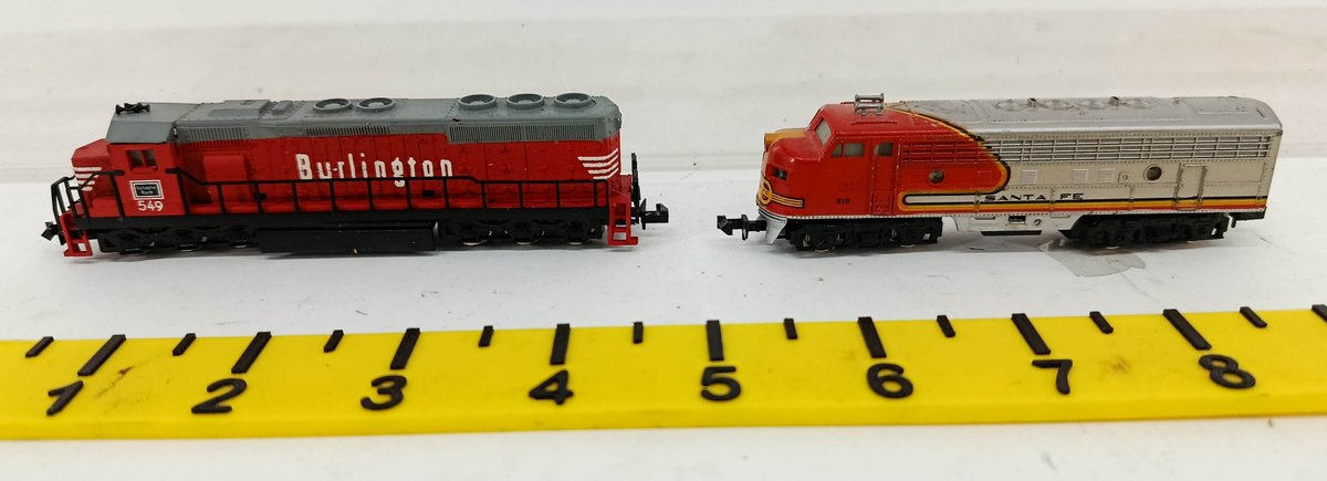 2 N GAUGE DIESEL LOCOMOTIVES, BURLINGTON 549 & SANTA FE 510  INV 262250113