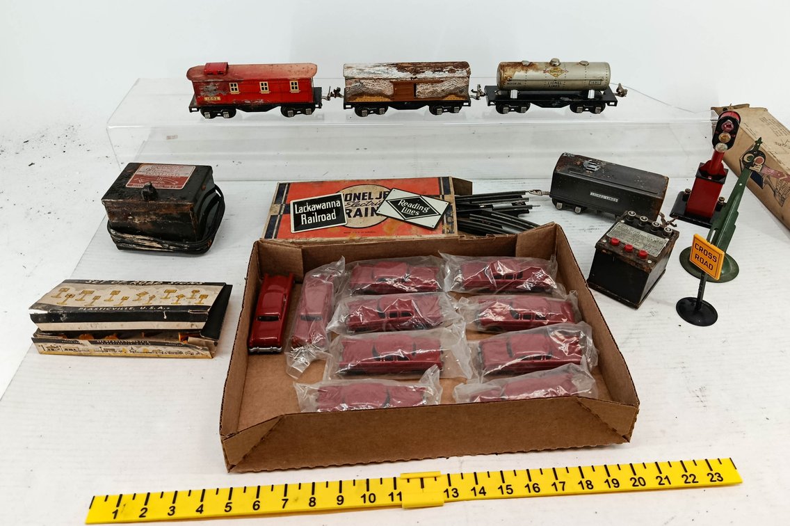 LIONEL JR 1682 CABOOSE, 1680 SUNOCO TANK CAR, BOXCAR, TENDER, DONGAN TRANSFORMER & ACCESSORIES  INV 260901155