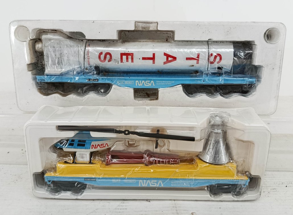 2 O GAUGE NASA NLAX 6938011 & 6918015 FLATCARS W/ ROCKET, HELICOPTER & CAPSULE, 2 OBS  INV 260901158