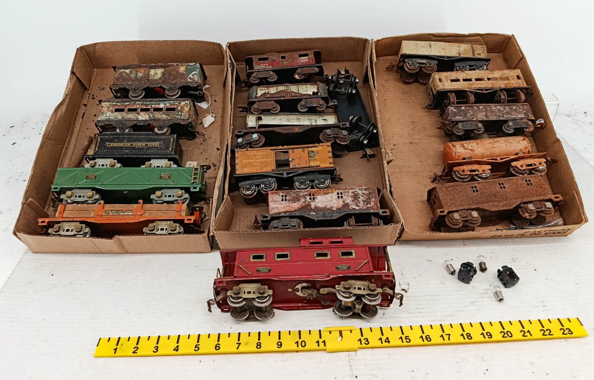 ASSORTED AMERICAN FLYER & LIONEL O GAUGE FREIGHT & PASSENGER CARS, CABOOSES  INV 260901159