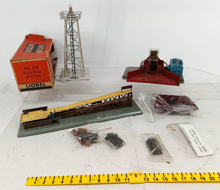 LIONEL 394 ROTATING BEACON OB & 397 COAL LOADER W/ ACCESSORIES  INV 260901160