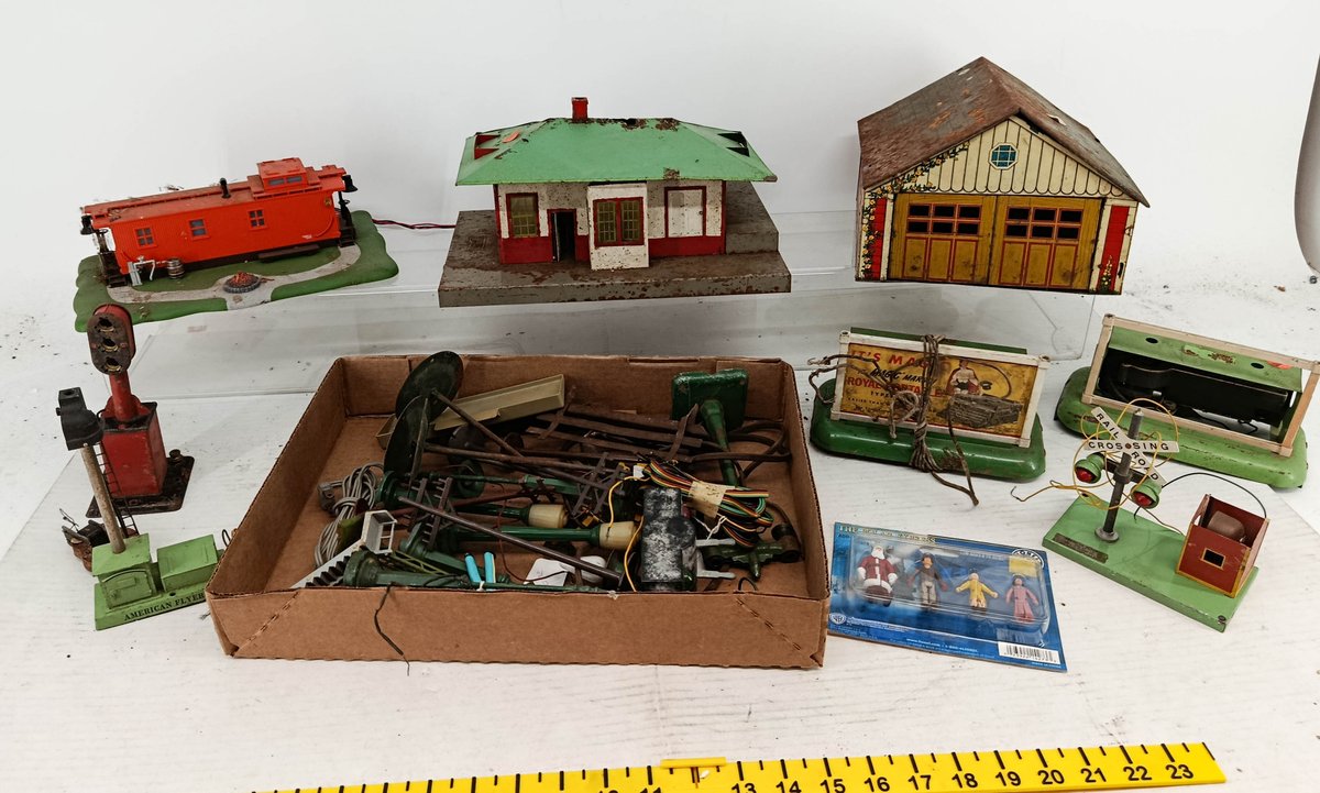 ASSORTED AMERICAN FLYER & LIONEL O GAUGE TRAIN ACCESSORIES, STATION, GARAGE, SIGNALS & FIGURES  INV 260901163
