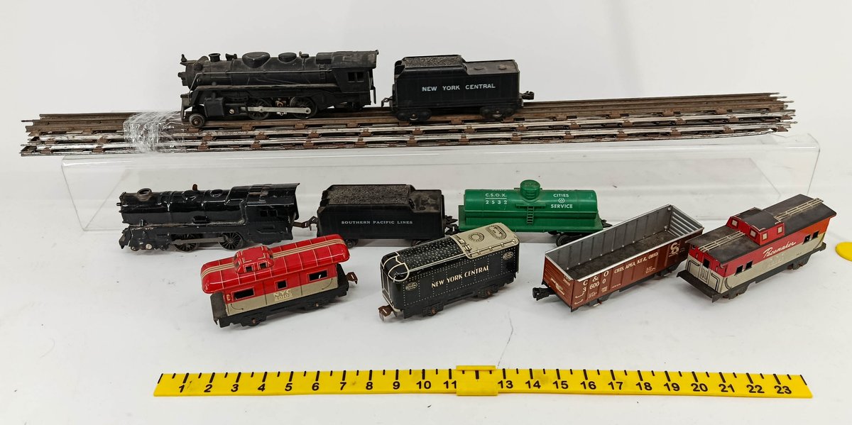 ASSORTED O GAUGE NYC & SOUTHERN PACIFIC STEAM LOCOMOTIVES, TENDERS, CABOOSES & CARS W/ TRACK  INV 262250124
