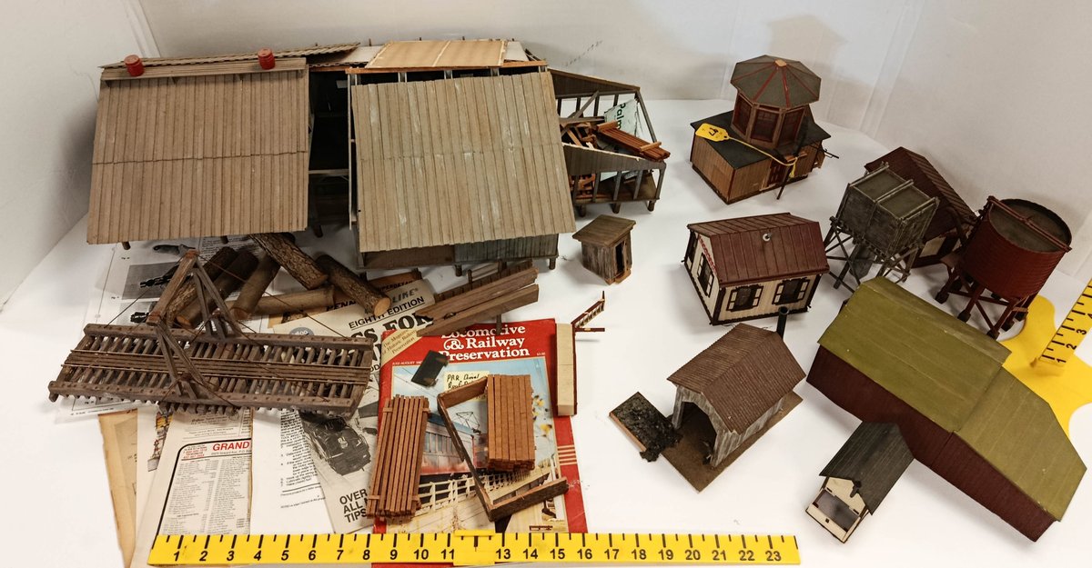 ASSORTED SCRATCHBUILT HO SCALE SAWMILL, WATER TOWERS & BUILDINGS W/ MAGAZINES  INV 262250128