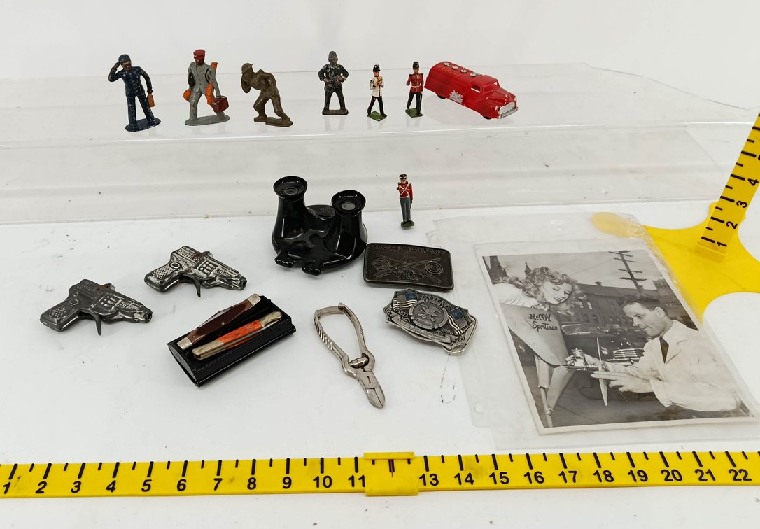 ASSORTED TOY SOLDIER FIGURES, SAWYERS VIEW-MASTER, NRA BELT BUCKLES, GIANT AUTO CAP GUNS, KNIVES & MCCOY PHOTO  INV 262250130