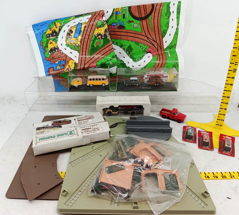 ASSORTED HO SCALE TRAIN ACCESSORIES THOMAS THE TANK ENGINE PLAY MAT COCA-COLA VENDING MACHINES DIE-CAST VEHICLES TURNTABLE SOME OBS  INV 260901175
