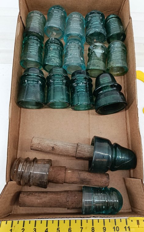 17 ASSORTED AQUA & TEAL GLASS INSULATORS BROOKFIELD 3 WITH WOODEN PEGS  INV 262250131