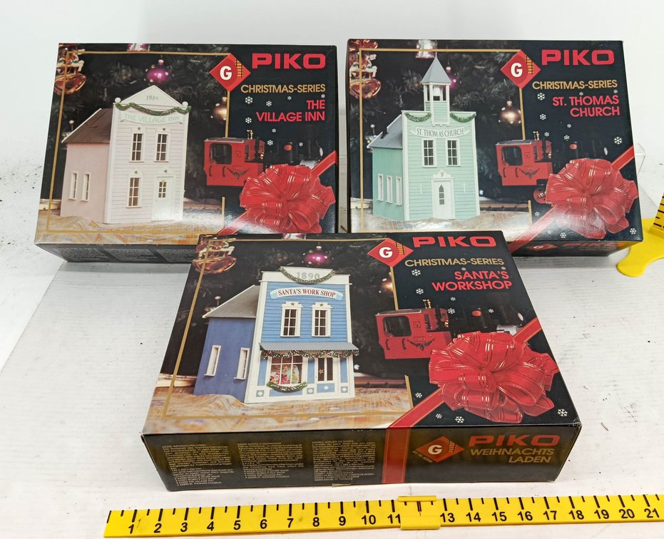 3 PIKO G CHRISTMAS SERIES VILLAGE INN, ST THOMAS CHURCH & SANTAS WORKSHOP BUILDING KITS, 3 OBS NNC  INV 260901178