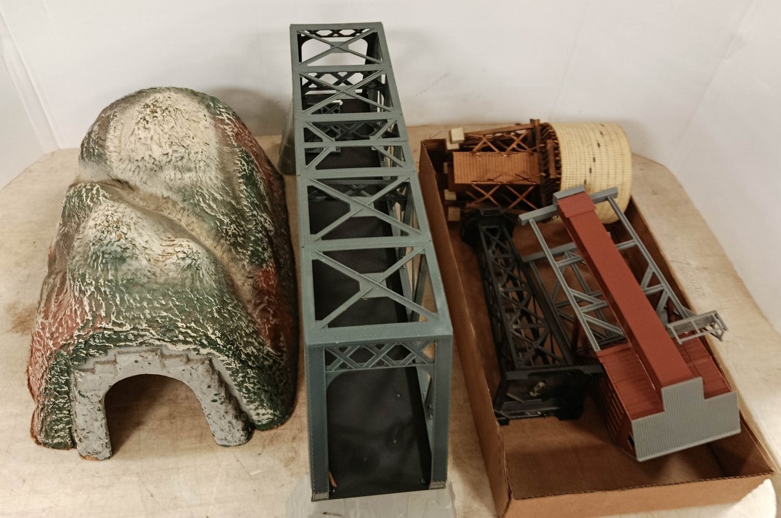 ASSORTED O GAUGE LAYOUT ACCESSORIES, TUNNEL, TRUSS BRIDGE & WATER TOWER, LIONEL MW & MRC TRANSFORMERS  INV 260901180