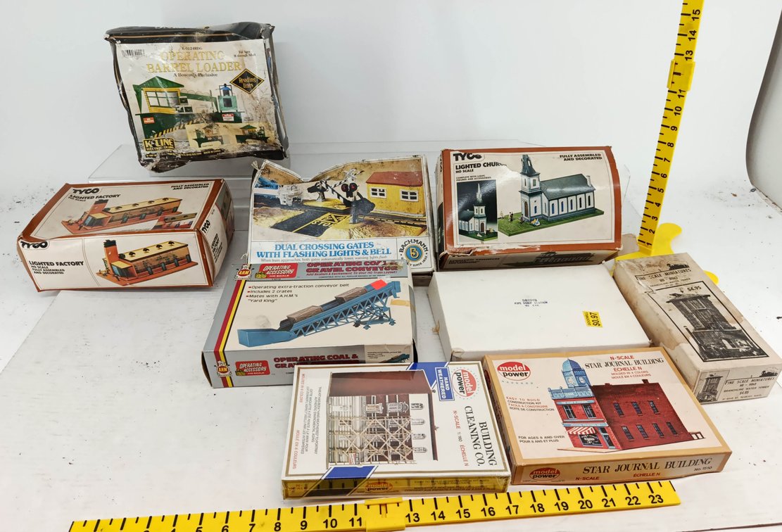ASSORTED TYCO, BACHMANN, AHM, MODEL POWER HO & N SCALE BUILDINGS & ACCESSORIES, 9 OBS NNC  INV 260901182