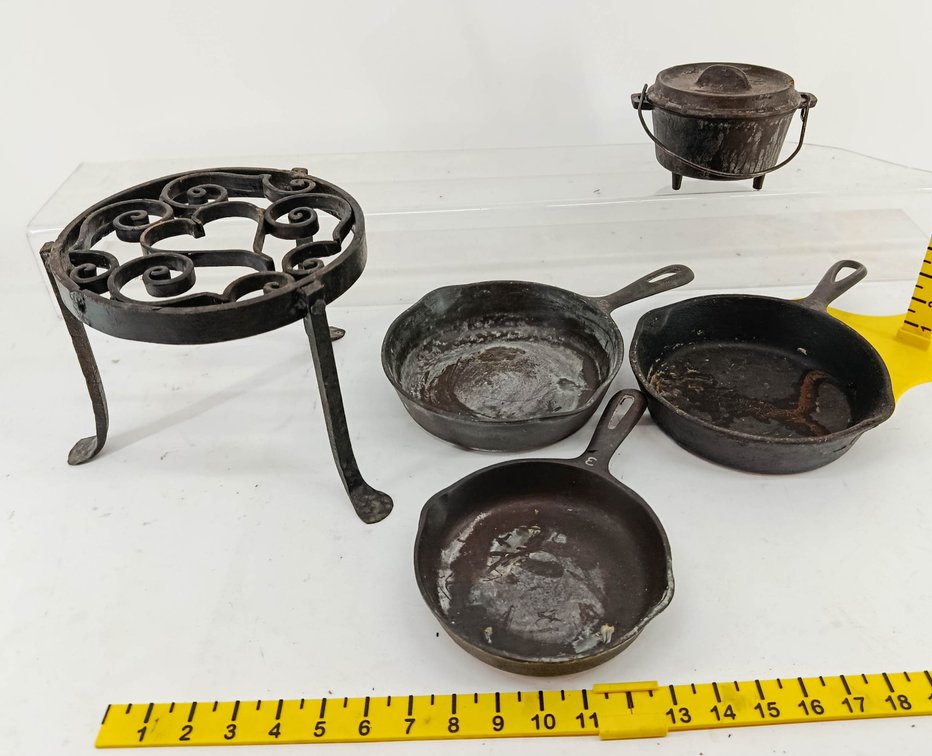 3 CAST IRON SKILLETS, MINI CAST IRON DUTCH OVEN WITH LID & WROUGHT IRON TRIVET STAND  INV 262250143