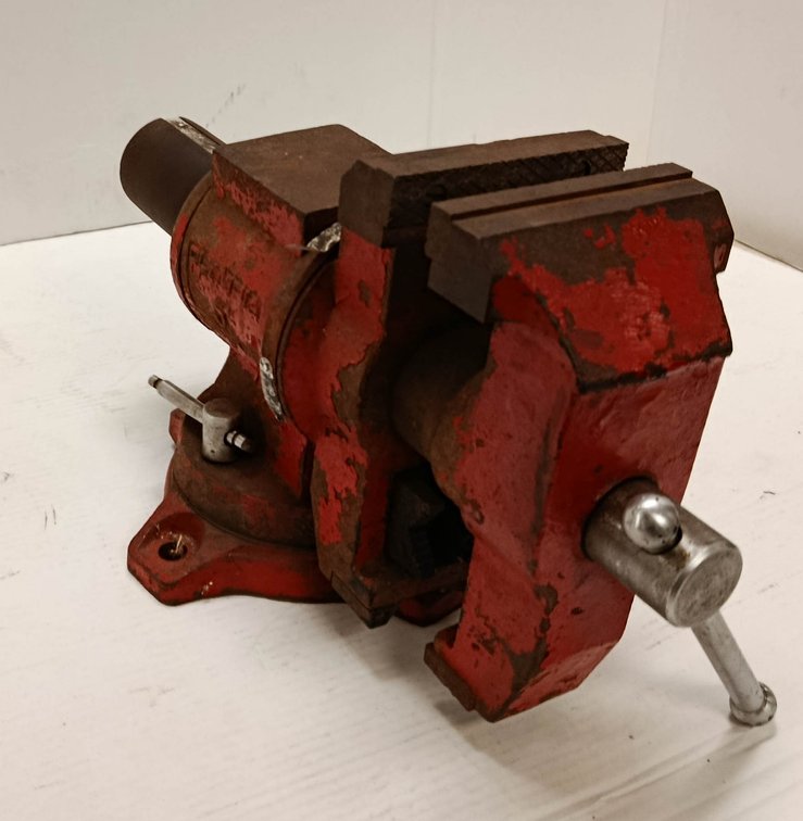 OLYMPIA RED CAST IRON SWIVEL BASE BENCH VISE WITH ANGLE SCALE & KNURLED JAWS  INV 262250152