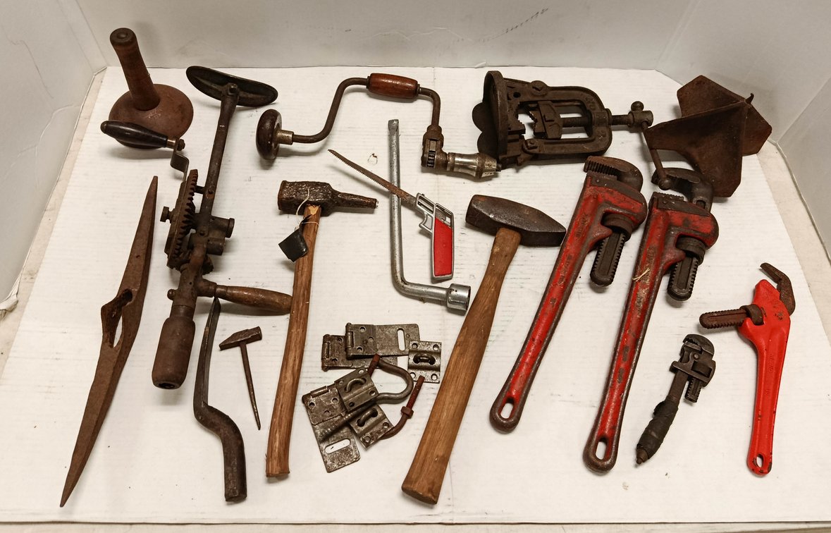 ASSORTED HAND TOOLS RIDGID PIPE WRENCHES HAND DRILLS BRACE HAMMERS PIPE VISE HASPS & MORE  INV 262250151