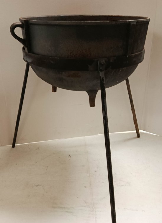 CAST IRON 3-LEG JAM KETTLE CAULDRON WITH SIDE HANDLE ON IRON TRIPOD STAND  INV 262250156