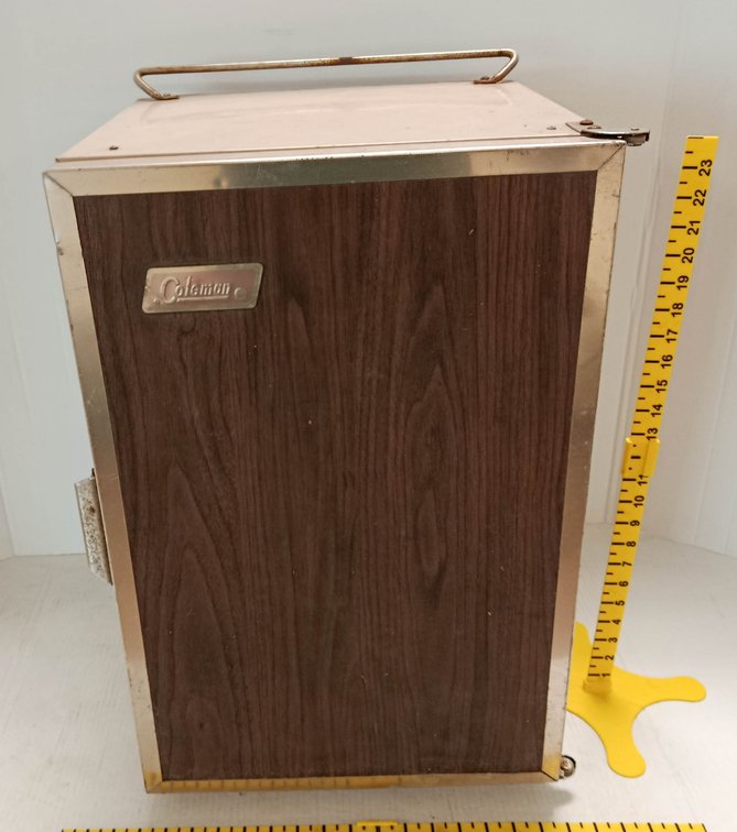 COLEMAN WOODGRAIN & PEACH METAL COOLER WITH TOP CARRY HANDLE & LATCH 23IN  INV 262250157