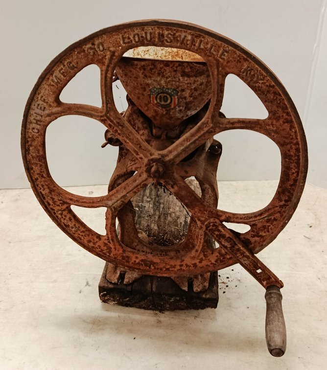 RED CHIEF MFG CO LOUISVILLE KY CAST IRON HAND CRANK GRAIN MILL GRINDER NO 10 ON WOOD BASE  INV 262250158