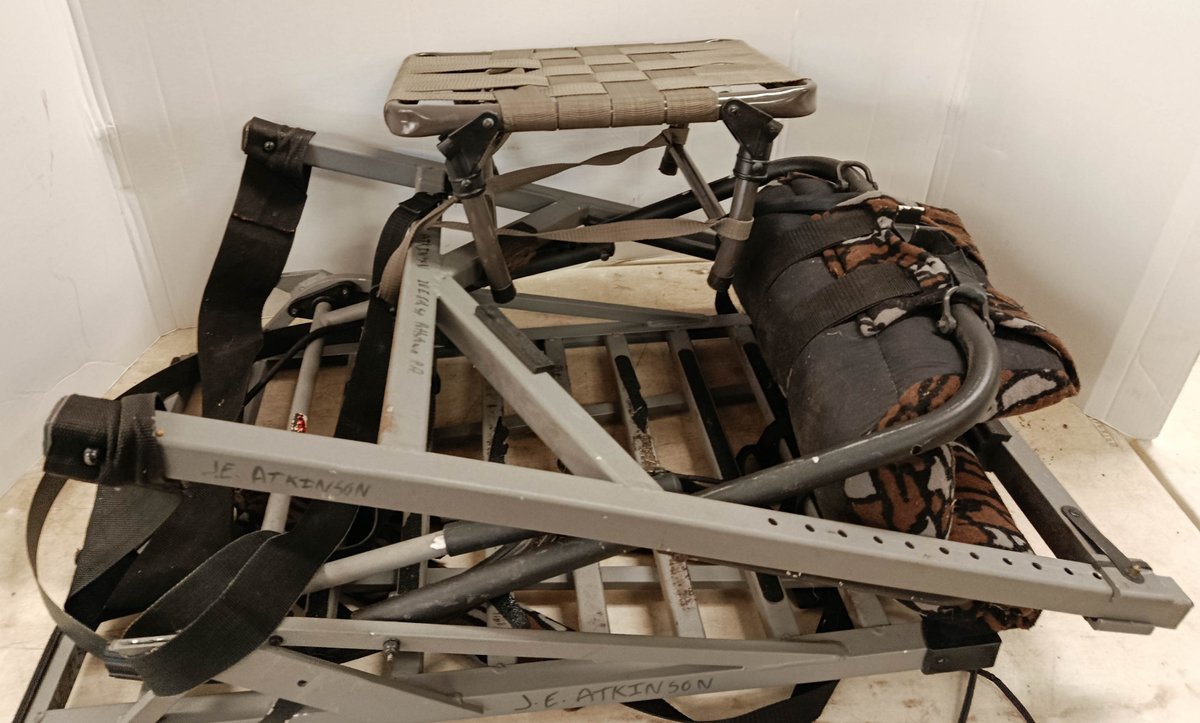 FOLDING METAL FRAME HUNTING TREE STAND WITH WOVEN WEBBING SEAT & CAMO PADDED BACK REST  INV 262250159
