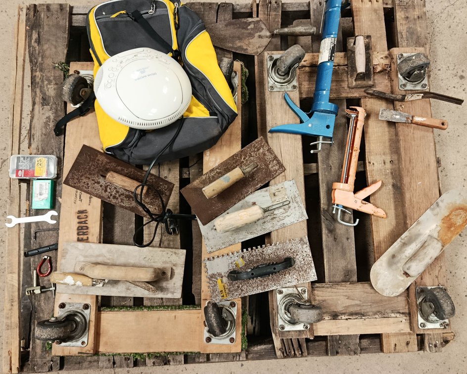 ASSORTED MASONRY TROWELS, FLOATS, 2 CAULK GUNS, BELL TUBE REPAIR KITS, DREAM MACHINE CLOCK RADIO, BACKPACK & PALLET DOLLIES  INV 262250161