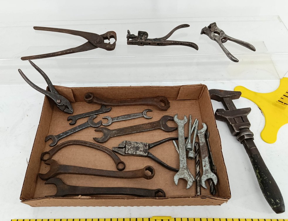 TRAY LOT OF ASSORTED HAND TOOLS INV 262280219