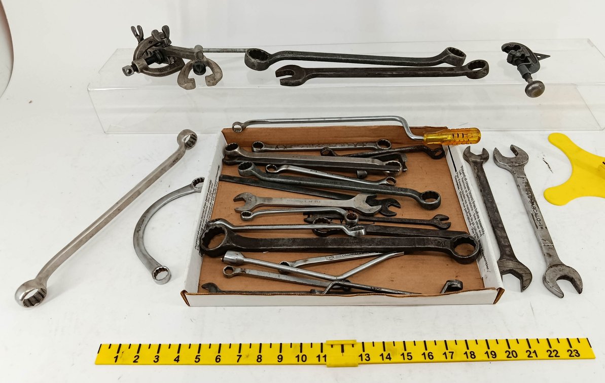 TRAY LOT OF ASSORTED HAND TOOLS INV 262280235