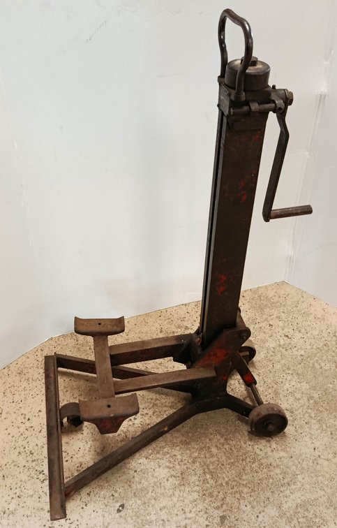 HEIN-WERNER WHIZ 1 1/2 TON HAND CRANK MECHANICAL JACK ON WHEELED BASE  INV 262280264