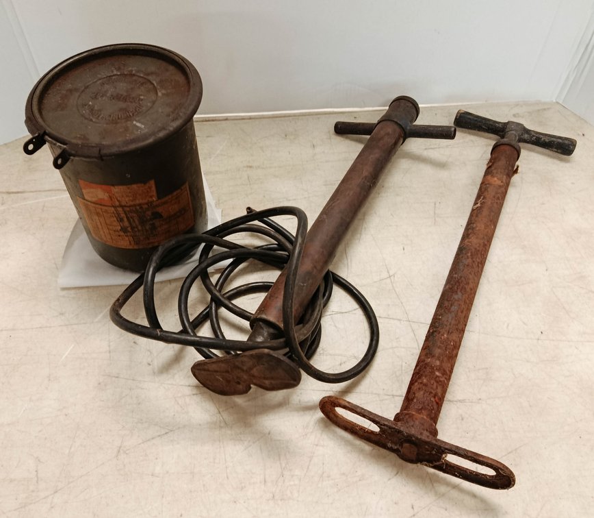 2 MILITARY HAND PUMPS WITH HOSE & AN8029-42 REUSABLE METAL CONTAINER WITH DEHYDRATING AGENT LABEL  INV 262280268