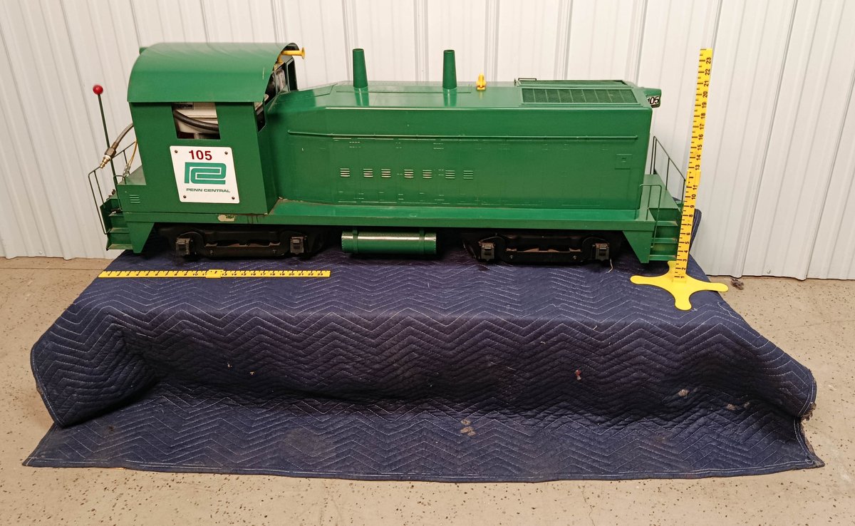 7.5" GAUGE, 1.5" SCALE PENN CENTRAL NW2 LOCOMOTIVE. GAS-OVER-HYDRAULIC W/ HONDA GX160 MOTOR INV 262960001