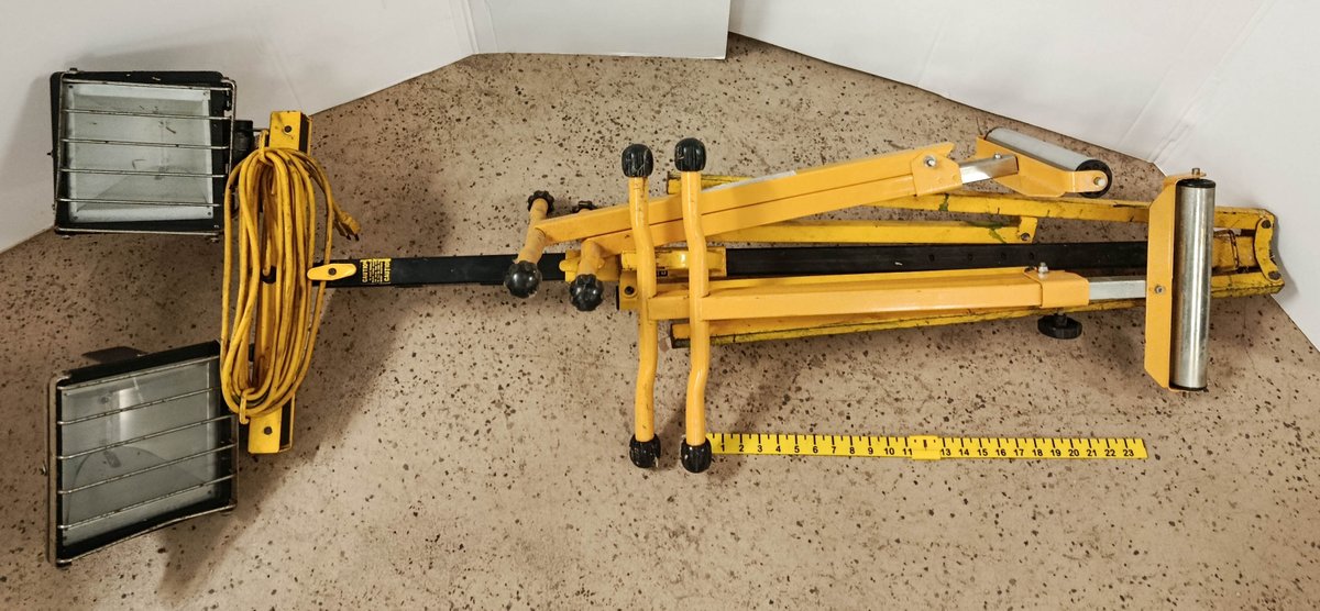 2 ROLLER STANDS W/ 6' HALOGEN SHOP LIGHT INV 262960019