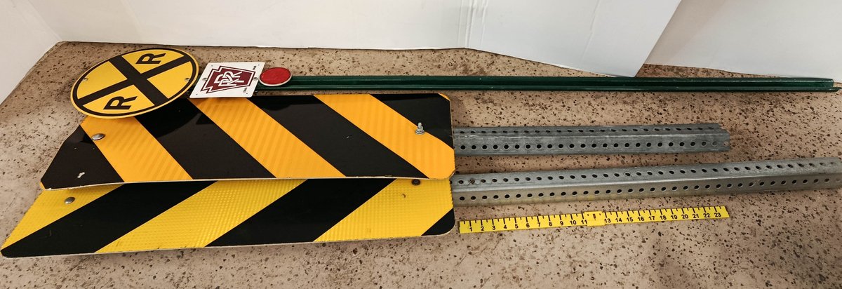 12" RR CROSSING SIGN W/ SM. PPR SIGN W/ 2 HWY SIGNS INV 262960020