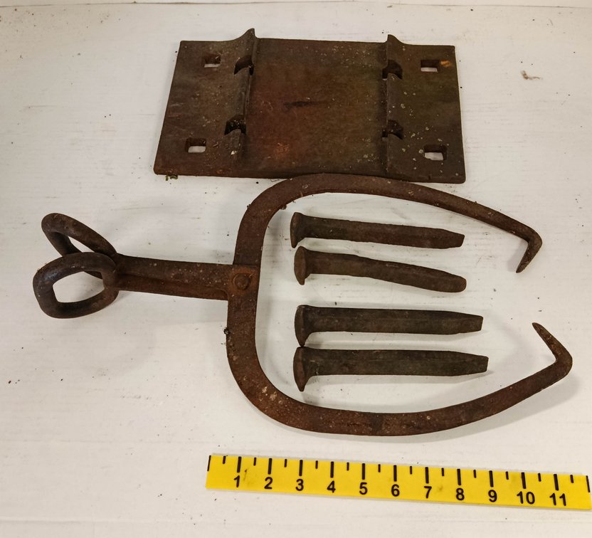 RR TIE PLATE & 4 RAIL SPIKES W/ LIFTING TONG INV 262960050