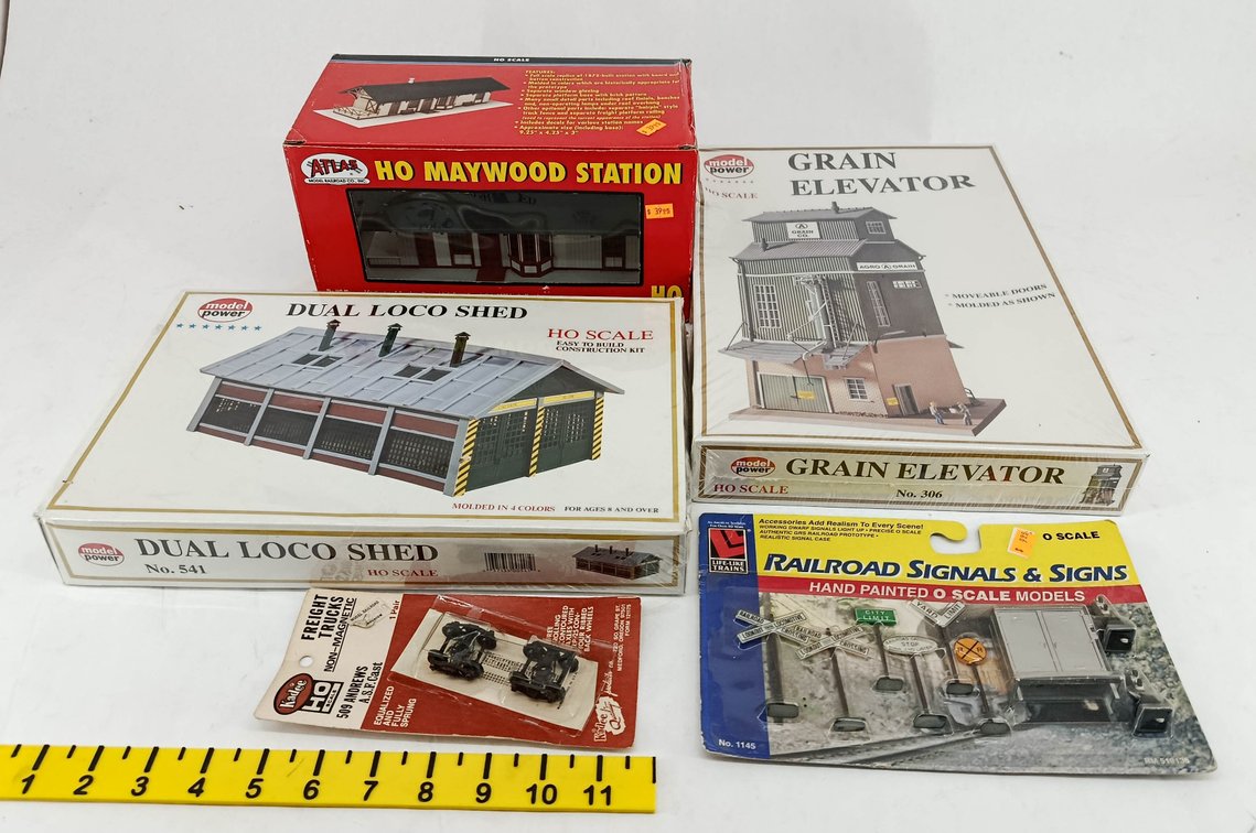 ASSORTED HO SCALE BUILDING KITS, SIGNALS & KADEE TRUCKS, SOME OBS NNC  INV 263400032