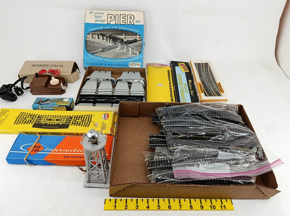 ASSORTED ATLAS HO TRACK, PIER SET, POWER PACK, BUMPER & ACCESSORIES, SOME OBS  INV 263400033