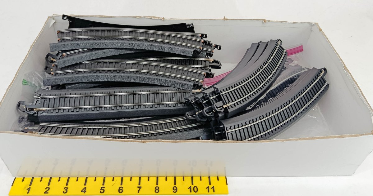 ASSORTED HO SCALE CURVED & STRAIGHT TRACK SECTIONS, BLACK ROADBED  INV 263400035