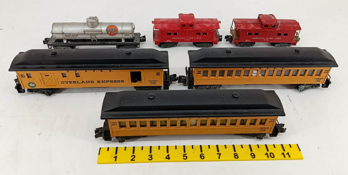 5 AMERICAN FLYER S GAUGE CARS: 3 OVERLAND EXPRESS PASSENGER, GULF TANK CAR & 2 CABOOSES  INV 263400037
