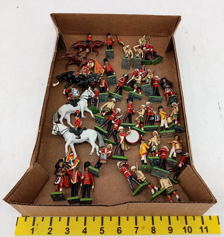 ASSORTED PAINTED METAL BRITISH GUARDS & HIGHLANDER TOY SOLDIERS WITH MOUNTED HORSES & BAND DRUMMERS  INV 263400058